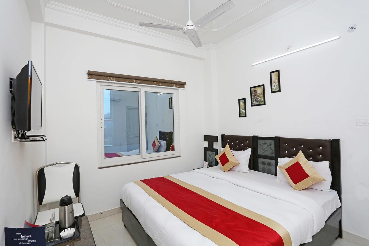 גורקפור Oyo 11306 Ss Hotel מראה חיצוני תמונה