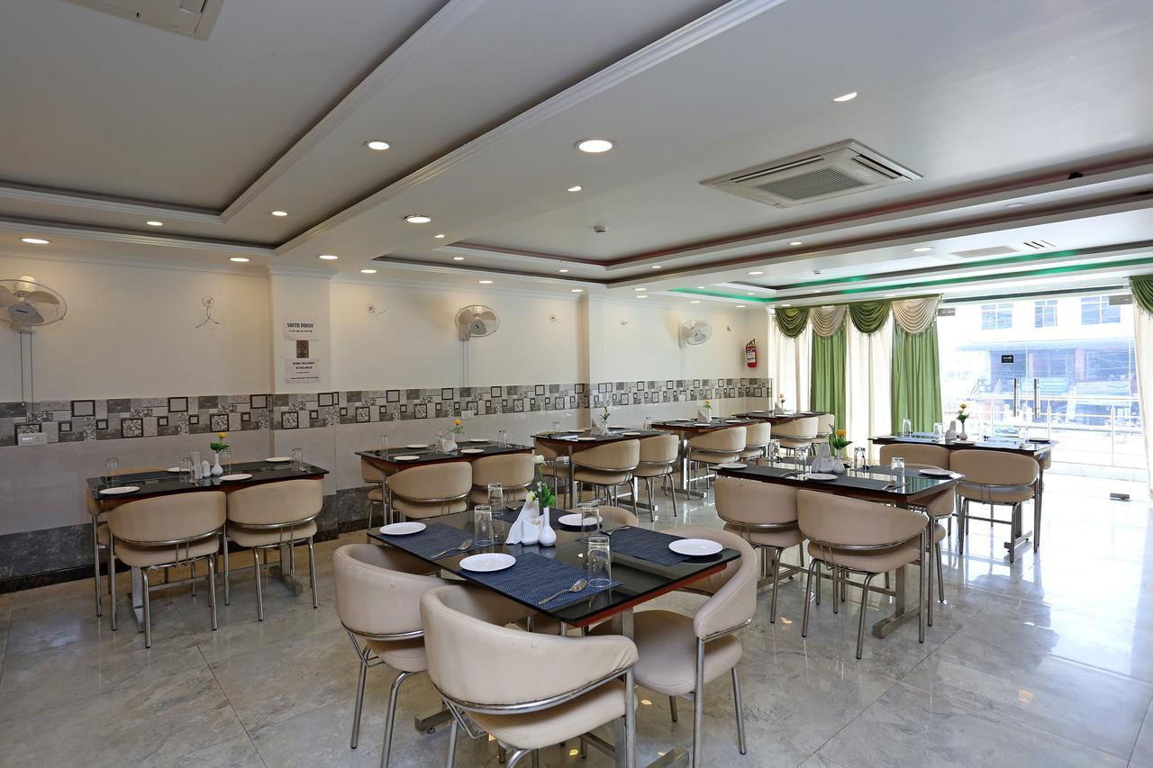 גורקפור Oyo 11306 Ss Hotel מראה חיצוני תמונה